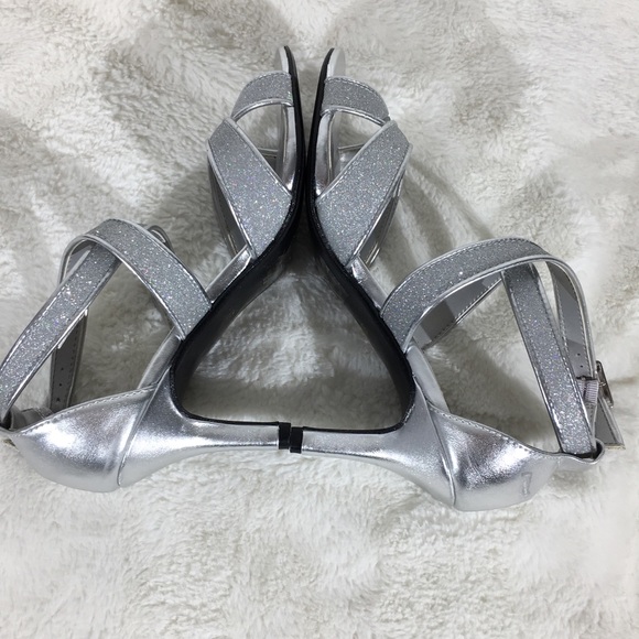 Dyeables Women's Amber Silver Sparkly Ankle Strap heels - Size 6B - Picture 3 of 7